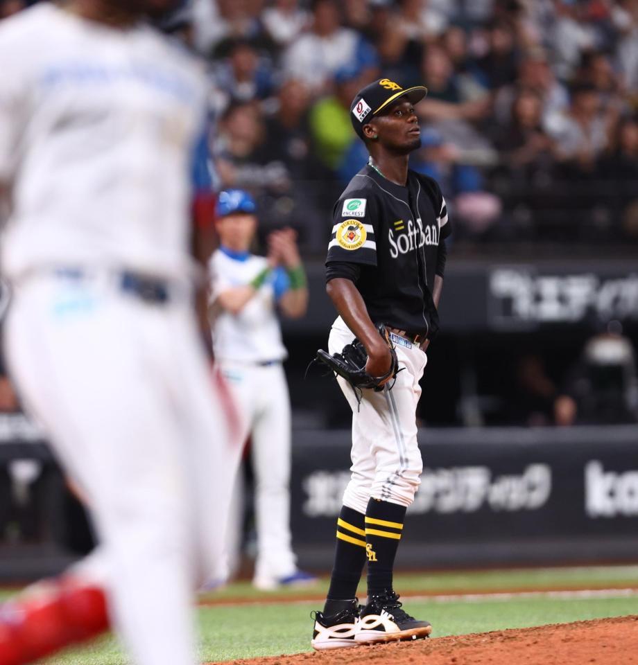 ８回、カストロ（左）に勝ち越し打を許し、肩を落とすモイネロ（撮影・中島達哉）