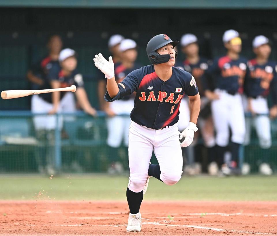　６回、代打で右越えソロを放つ横浜・小野（撮影・開出牧）
