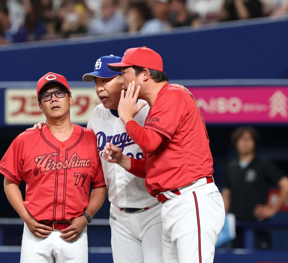 ７回、ターノックが石伊に死球を与えてしまい、井上監督と話し込む新井監督（右）＝撮影・北村雅宏