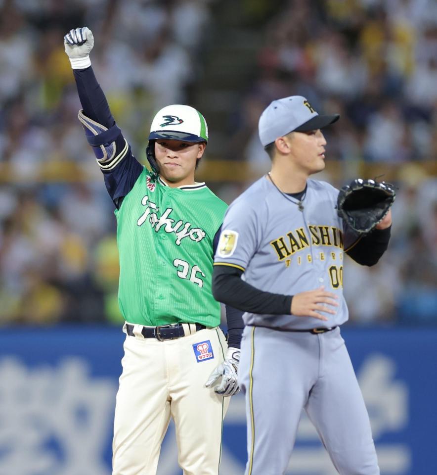 １回、先制二塁打を放ち、ベンチへ向かって手を上げる西村（撮影・西岡正）