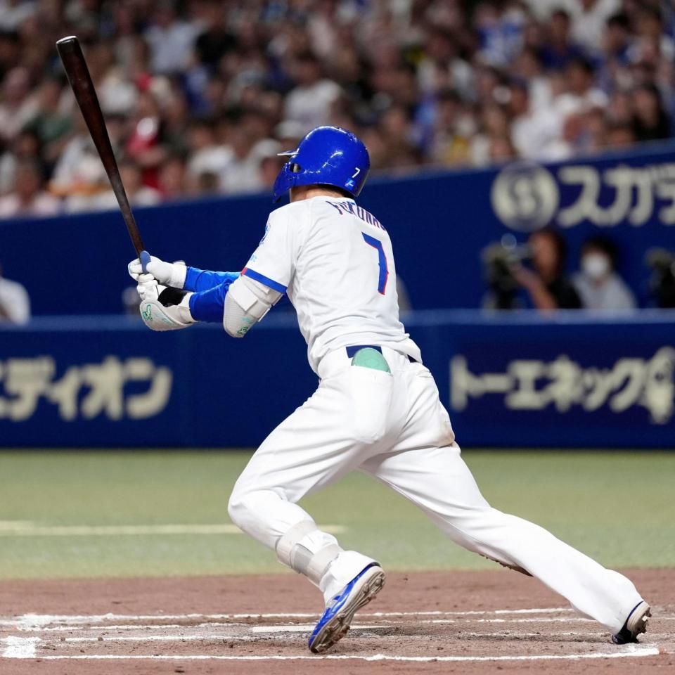 ７回、福永が右翼線に２点三塁打を放つ