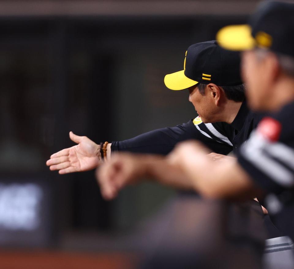 １０回、レイエスを申告敬遠する小久保監督（撮影・中島達哉）