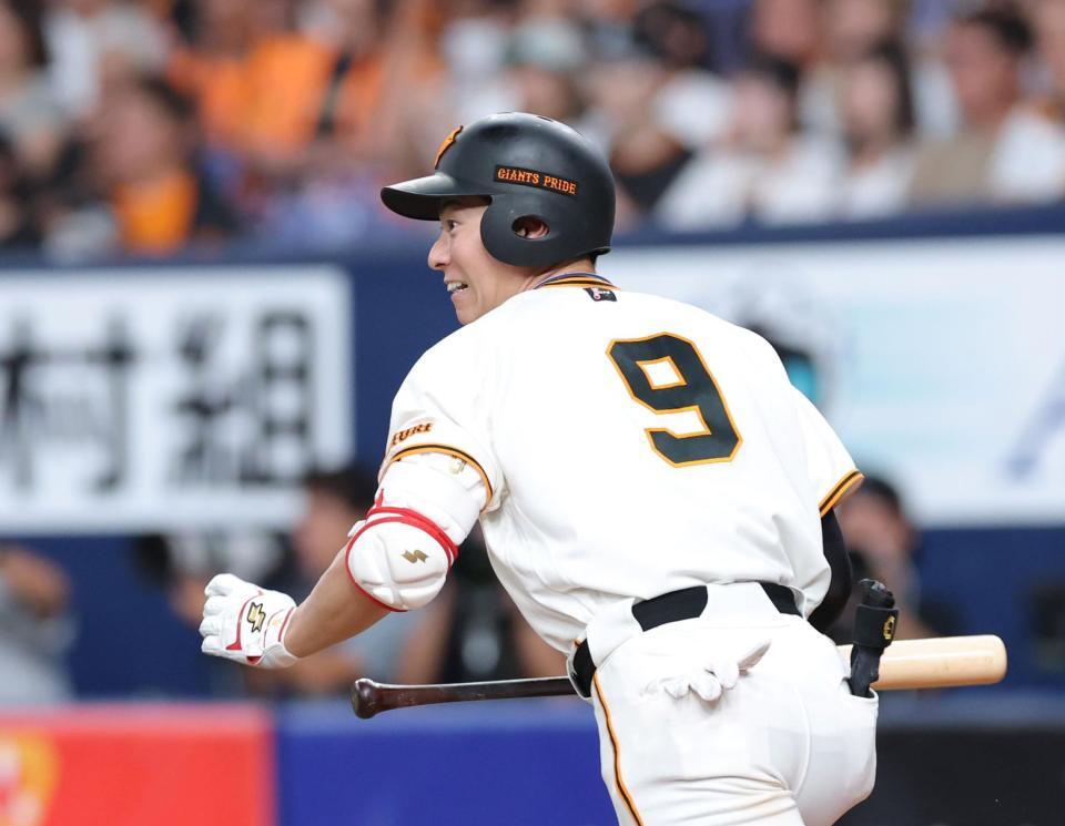 ６回、左前へ先制適時打を放つ松本（撮影・立川洋一郎）
