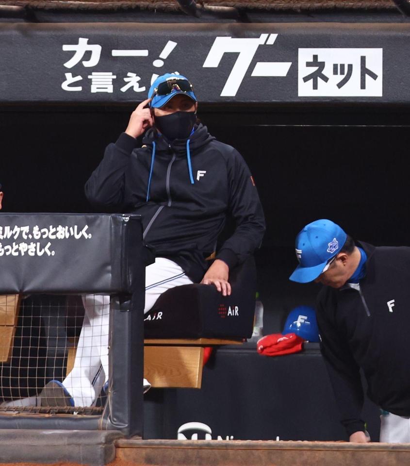 １１回、戦況を見つめる新庄監督（撮影・中島達哉）