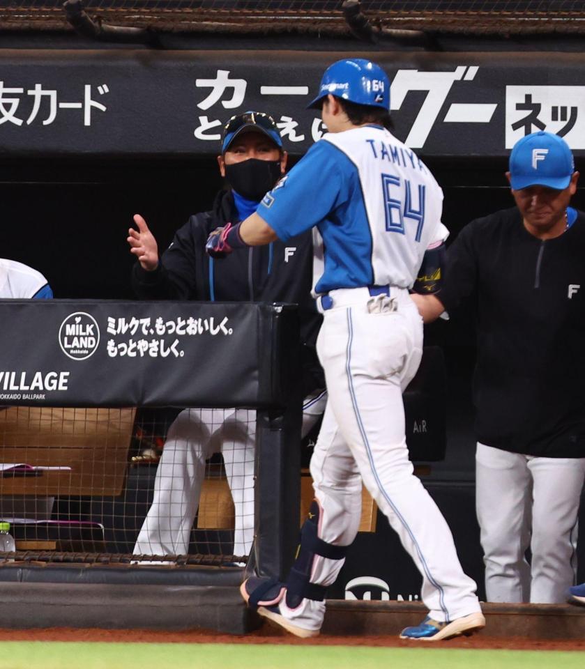 ４回、先制ソロを放った田宮（６４）を迎える新庄監督（撮影・中島達哉）
