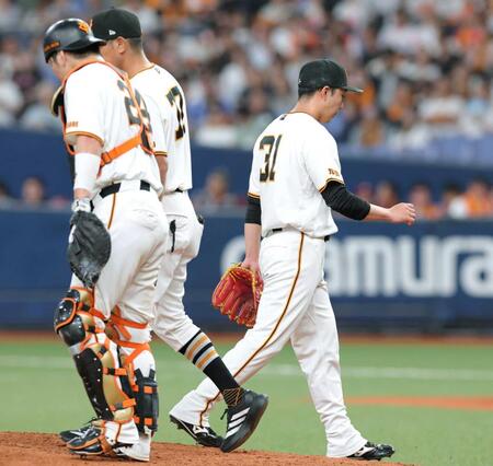 　１０回、勝ち越しを許し、マウンドを降りる赤星（右）＝撮影・立川洋一郎