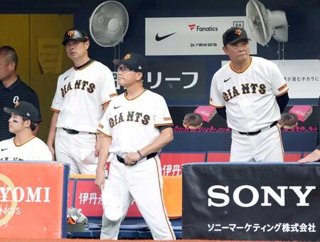 　１０回、ベンチで渋い表情を見せる橋上監督代行（右）