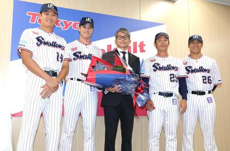 　ヤクルトの後輩の（左から）奥川、高橋、（右から）山野、小川からねぎらわれた石川（撮影・西岡正）