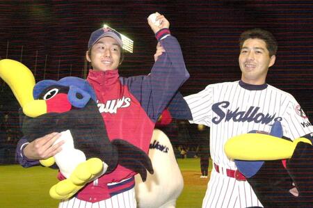プロ初登板で初勝利を挙げた石川（左）＝０２年４月４日