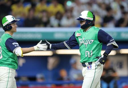 ３回、ソロを放ち、生還する赤羽（右）＝撮影・西岡正
