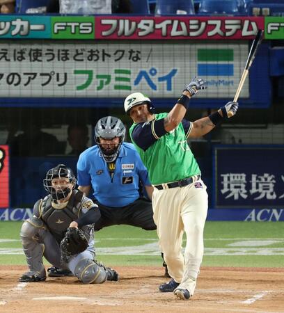 ２回、二塁打を放つオスナ（撮影・金田祐二）