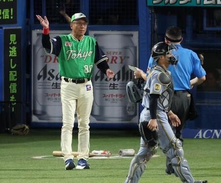 厳しい表情の選手交代を告げる池山監督（撮影・金田祐二）
