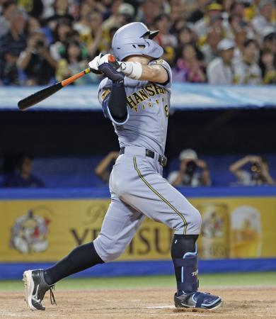 　５回阪神１死一塁、佐藤が左越えに２打席連続本塁打となる２ランを放つ＝神宮