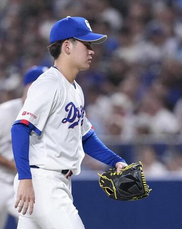　４回に３失点し、ベンチに戻る金丸