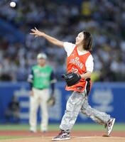 始球式をする元バスケットボール女子日本代表・宮崎早織さん