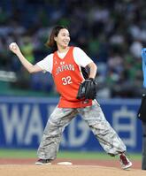 始球式を務める宮崎早織さん（撮影・山口登）