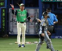 厳しい表情の選手交代を告げる池山監督（撮影・金田祐二）