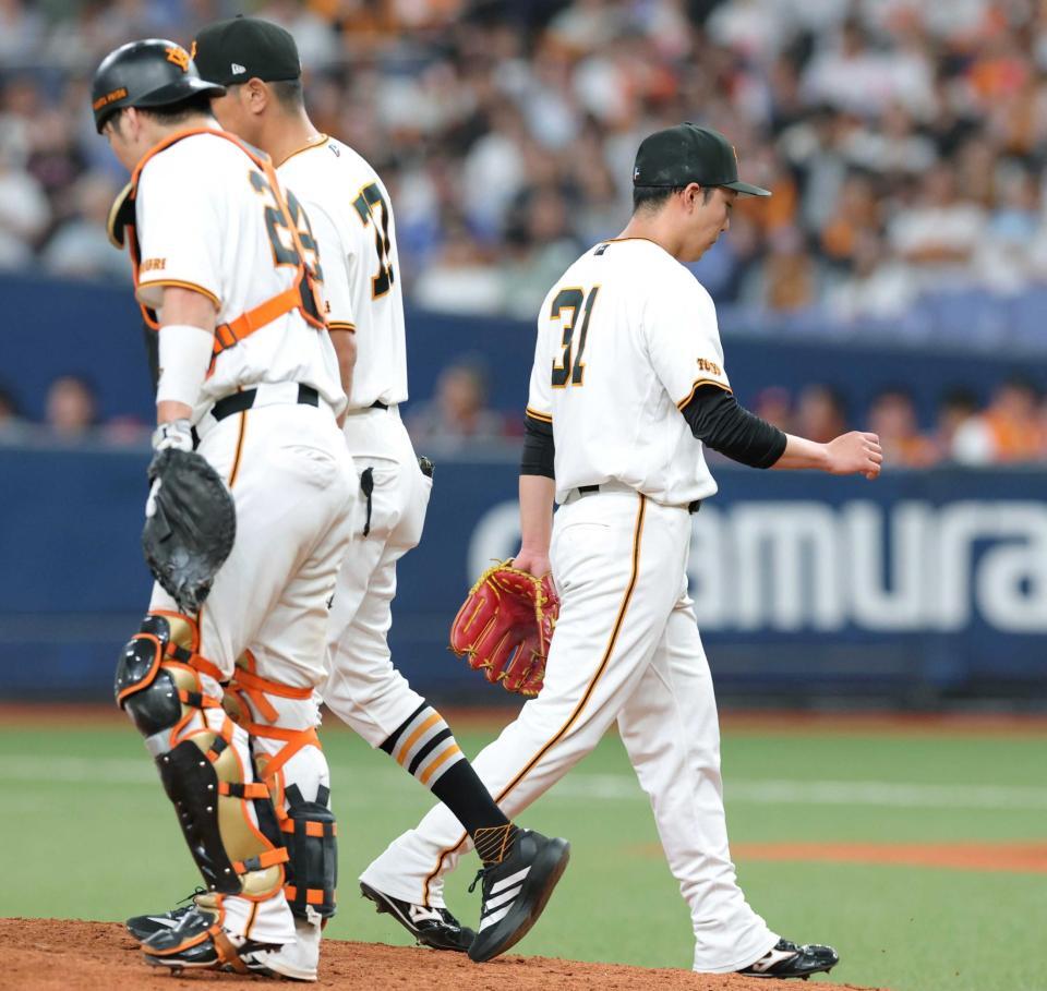 　１０回、勝ち越しを許し、マウンドを降りる赤星（右）＝撮影・立川洋一郎