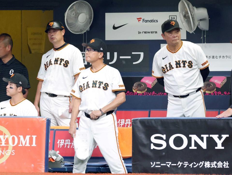 　１０回、ベンチで渋い表情を見せる橋上監督代行（右）