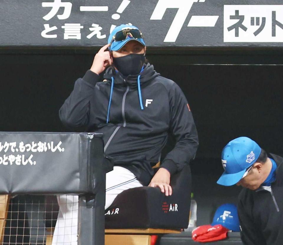 　ベンチで戦況を見つめる新庄監督（撮影・中島達哉）