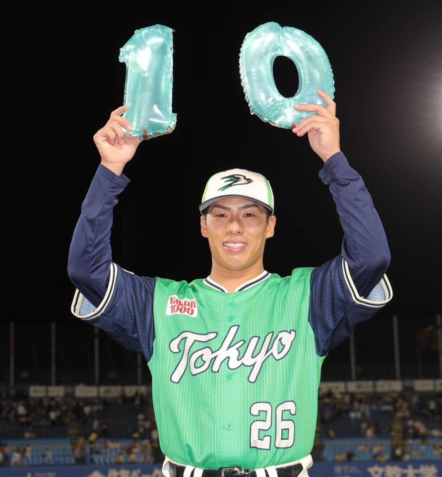 　１０勝目を挙げ、笑顔でポーズを決める山野