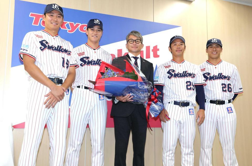 　ヤクルトの後輩の（左から）奥川、高橋、（右から）山野、小川からねぎらわれた石川（撮影・西岡正）