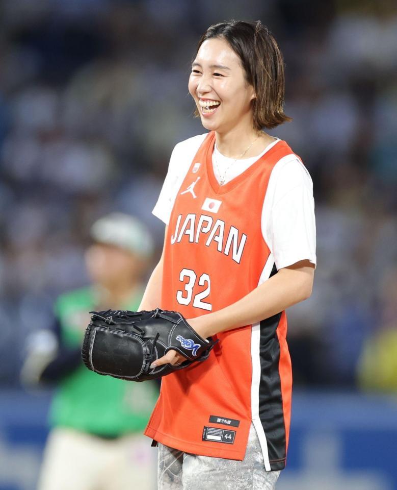 始球式をおこなった元バスケットボール女子日本代表・宮崎早織さん