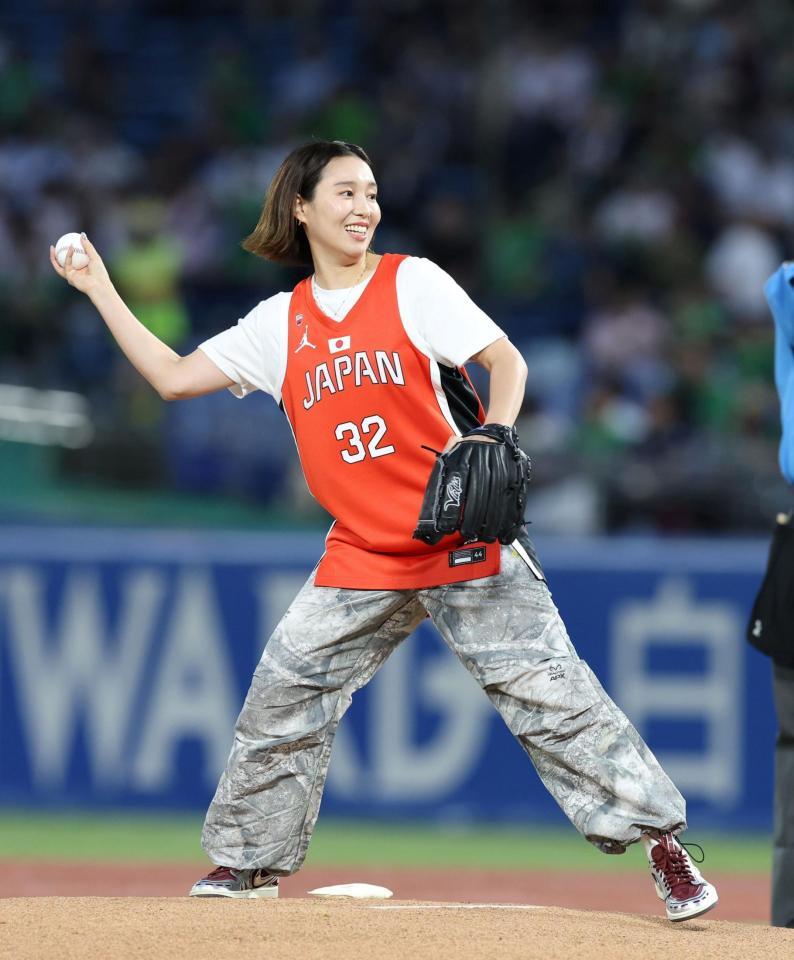 始球式を務める宮崎早織さん（撮影・山口登）