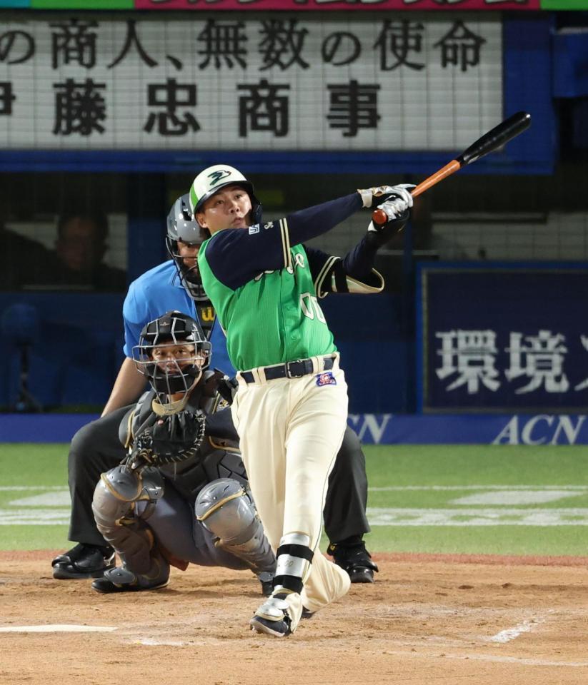 ３回、左越えソロを放つ赤羽（撮影・金田祐二）