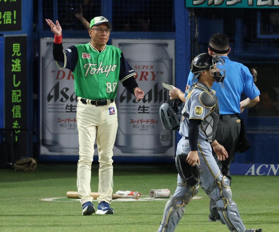 厳しい表情の選手交代を告げる池山監督（撮影・金田祐二）