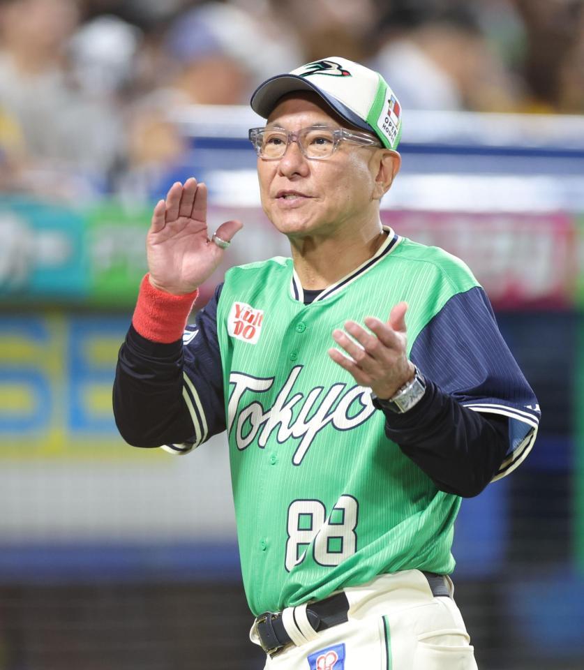 ６回、選手交代を告げ、ベンチへ戻る池山監督（撮影・西岡正）