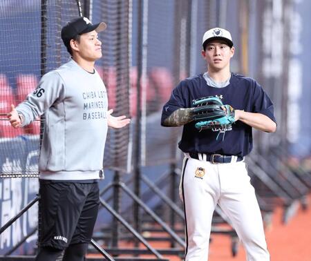 明石商時代の同級生、中森（左）と話す来田（撮影・中田匡峻）