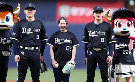 セレモニアルピッチを務めた小祝さくら。左は野口、右は麦谷（撮影・中田匡峻）