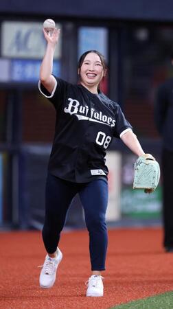 始球式を前にキャッチボールをする小祝さくら（撮影・中田匡峻）