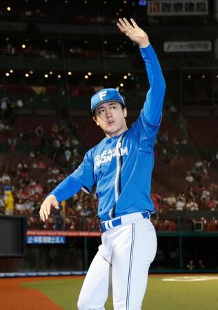 楽天に勝利し、スタンドからの歓声に応える北山