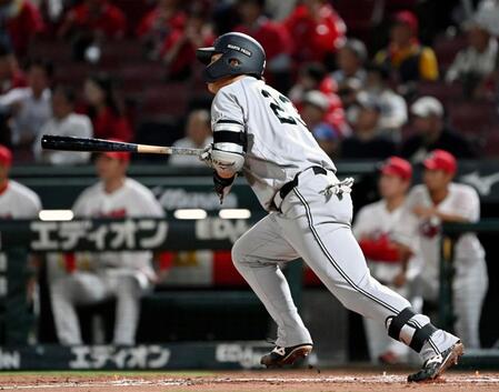 ３回、石塚が右中間に適時二塁打を放つ