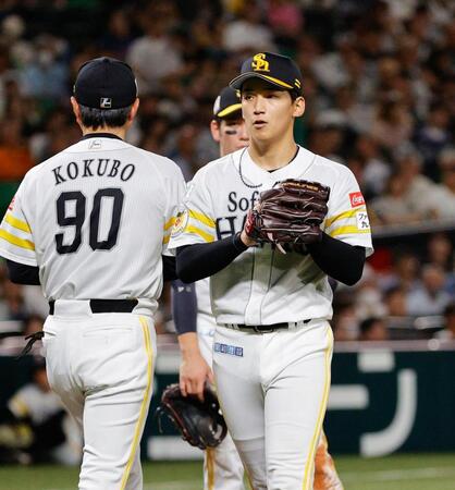 ４回途中、小久保監督（左）から降板を告げられた前田悠