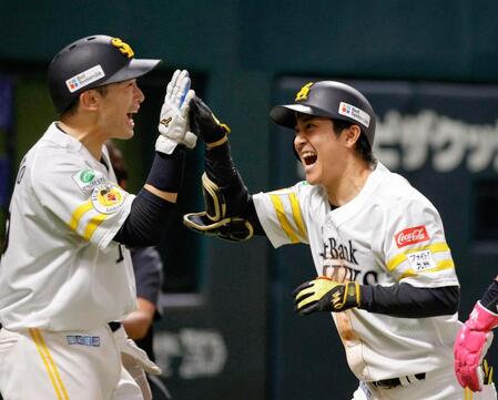 ７回、３ランを放ち山本祐（左）とタッチを交わす柳町