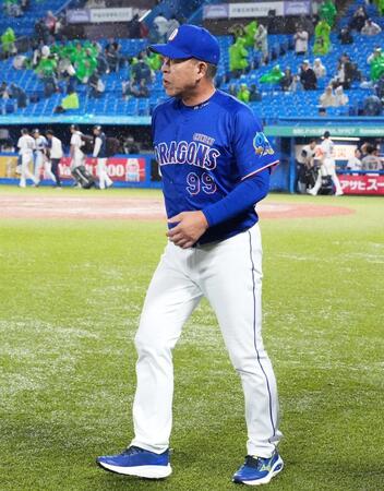雨天コールドゲームで引き分けに終わり引き揚げる井上監督