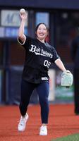 始球式を前にキャッチボールをする小祝さくら（撮影・中田匡峻）