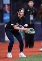 始球式を前にキャッチボールをする小祝さくら（撮影・中田匡峻）
