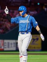 １回、先制打を放ちポーズをとる野村