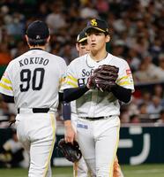 ４回途中、小久保監督（左）から降板を告げられた前田悠