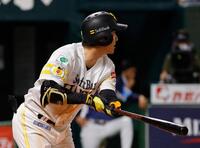 ７回、柳町が左越えに３ランを放つ