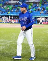 雨天コールドゲームで引き分けに終わり引き揚げる井上監督