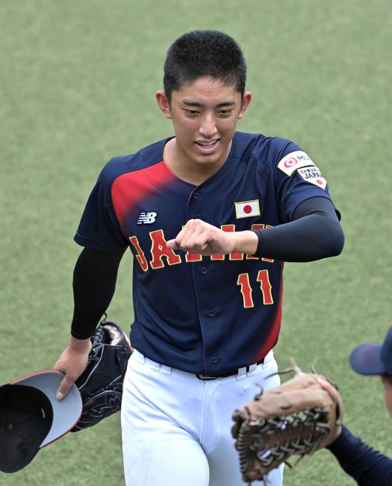 　笑顔でベンチへ戻る織田（撮影・持木克友）
