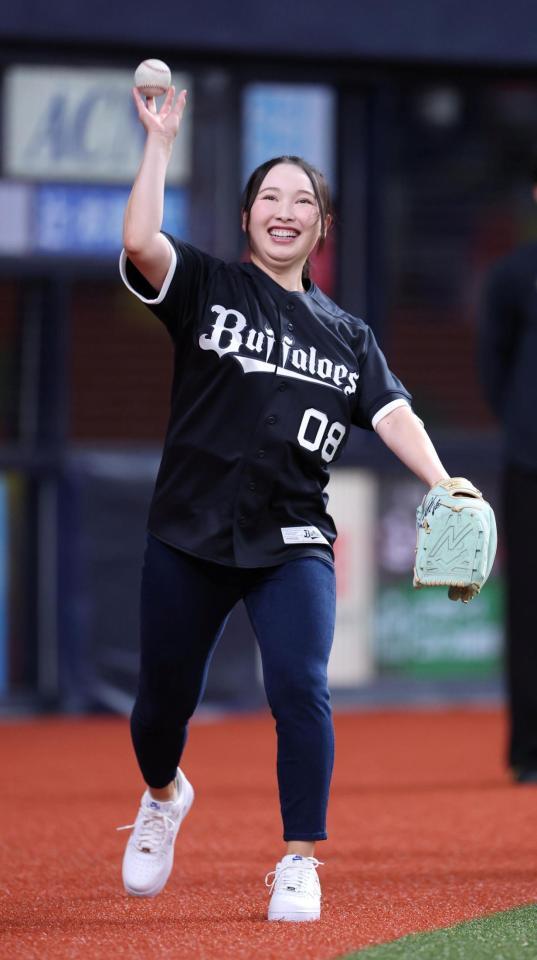 始球式を前にキャッチボールをする小祝さくら（撮影・中田匡峻）