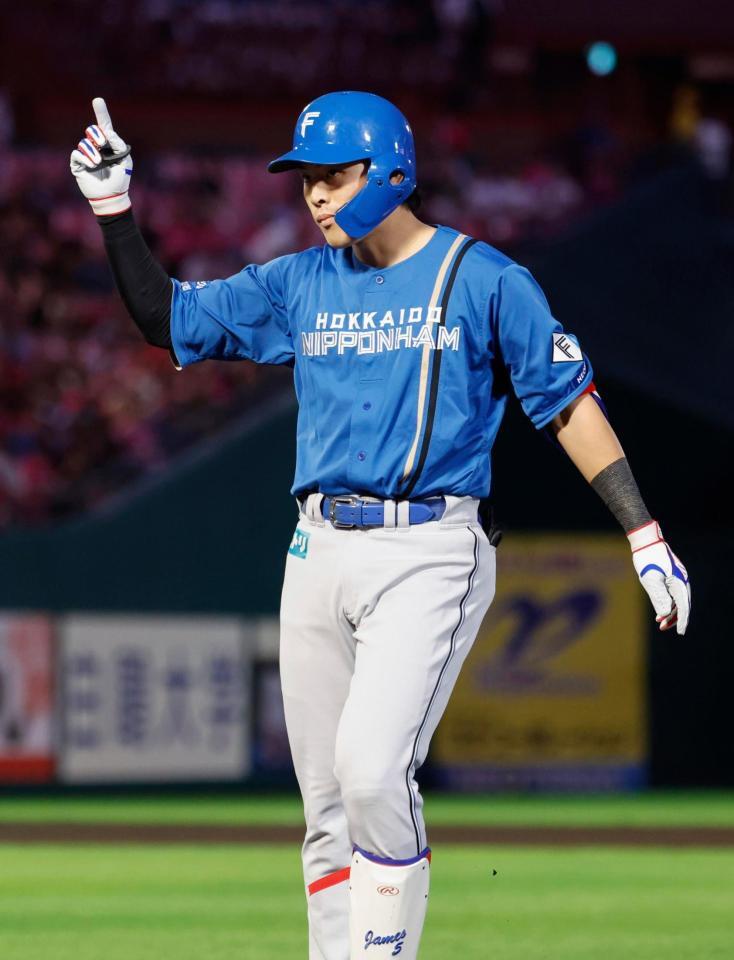 １回、先制打を放ちポーズをとる野村