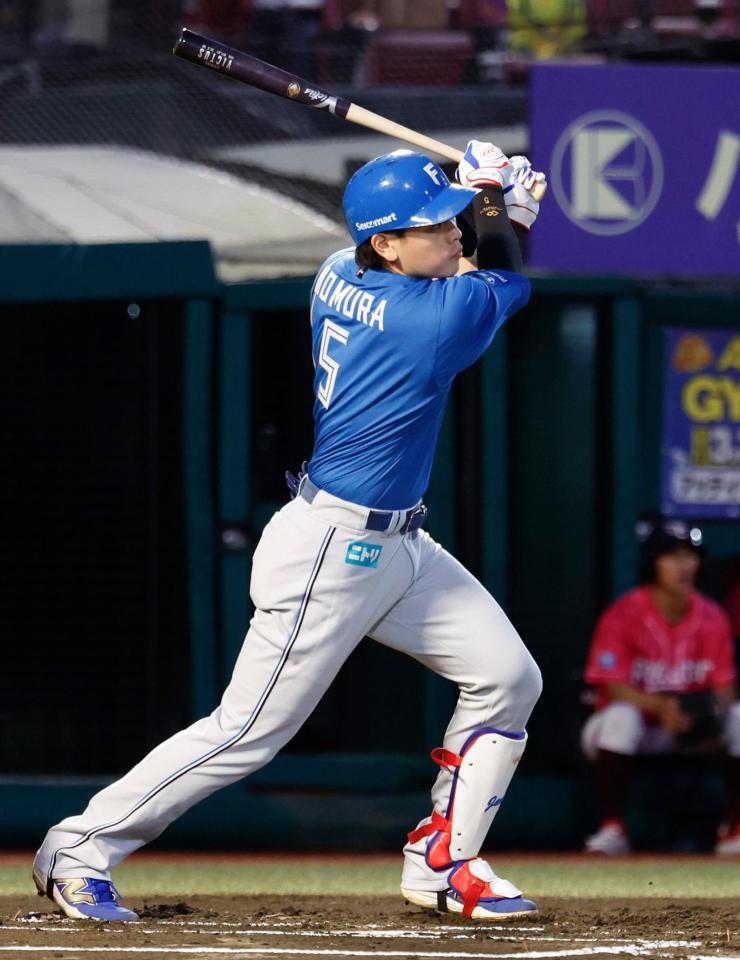１回、野村が左前に先制打を放つ