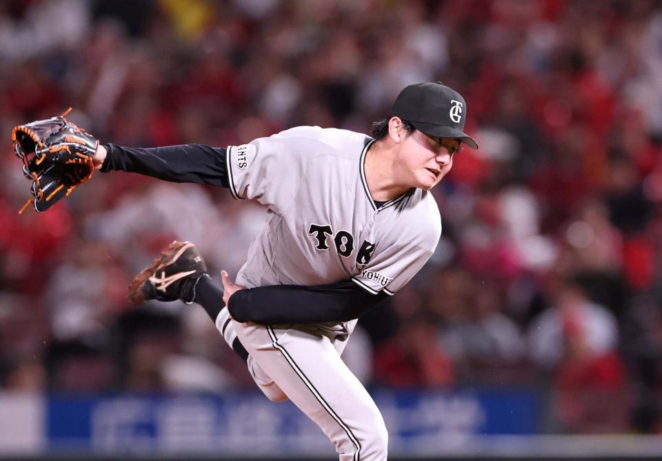 広島打線相手に力強いボールを投げ込む竹丸（撮影・北村雅宏）